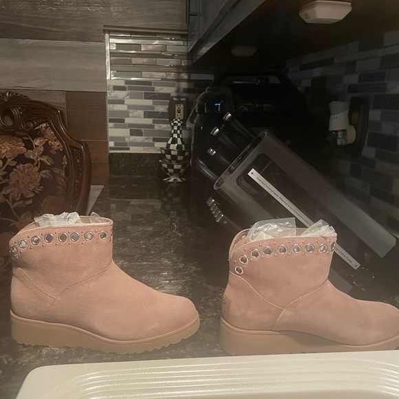 Ugg medallion short boot. Brand new. Size 8 - Picture 4 of 7
